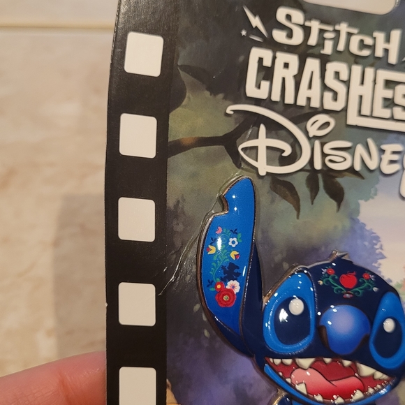 Disney Stitch Crashes Disney Snow White Pin - Picture 5 of 5
